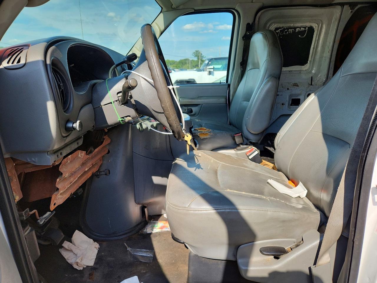 2004 Ford Econoline E150 Van - Image 7
