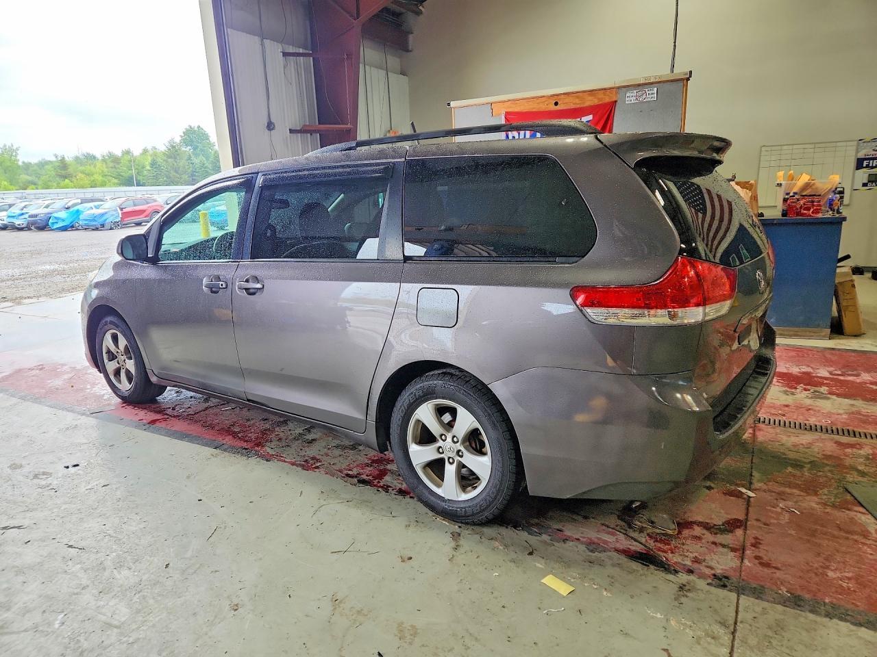 2011 Toyota Sienna Le - Image 2