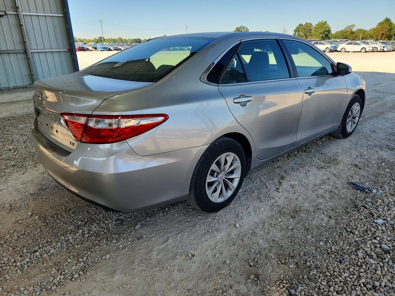2016 Toyota Camry Le - Фото 3