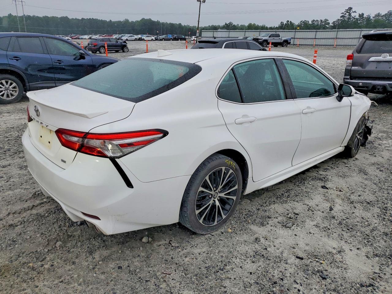 2019 Toyota Camry Se - Image 3
