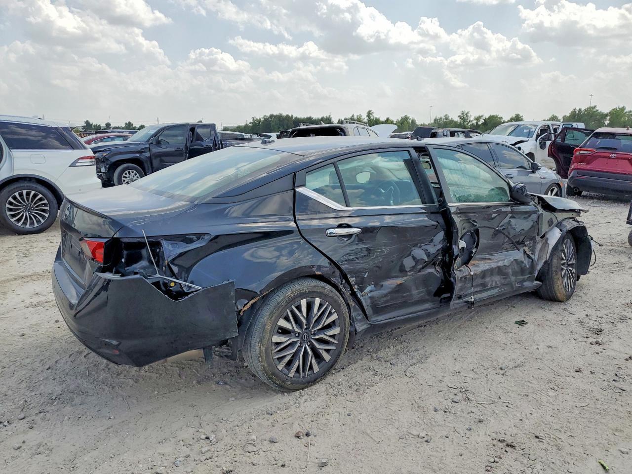2025 Nissan Altima Sv - Image 3