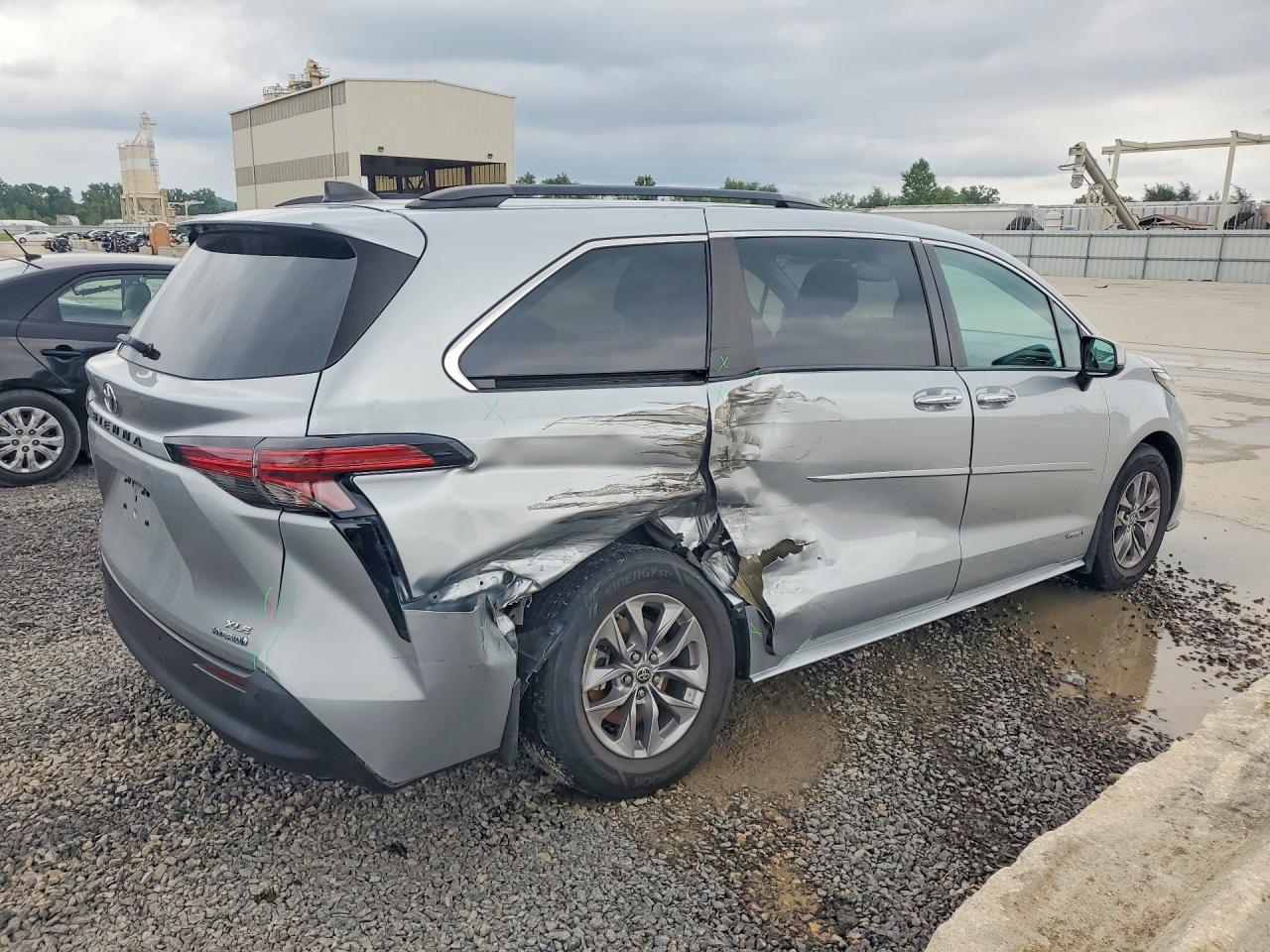 2021 Toyota Sienna Xle - Image 3