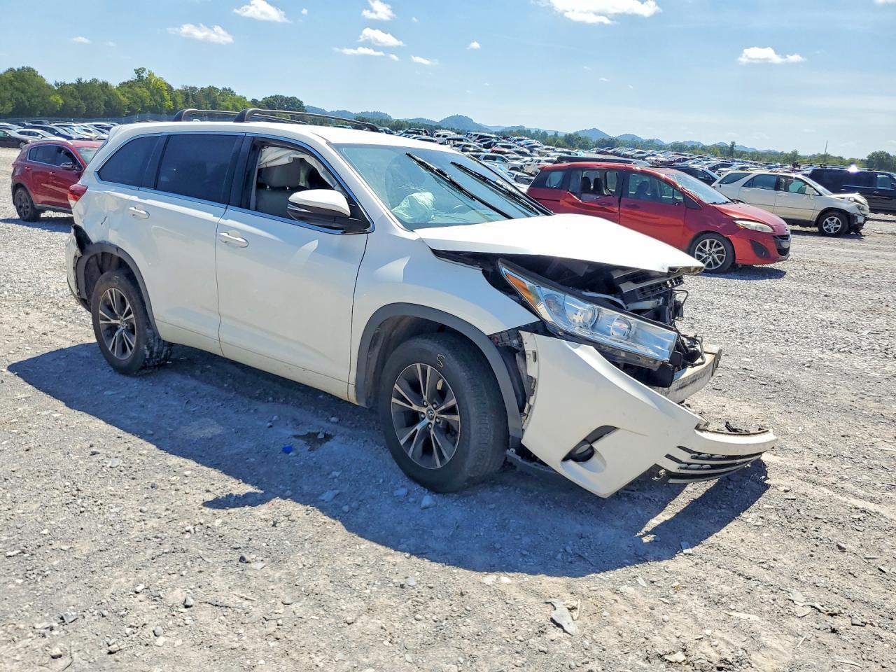 2017 Toyota Highlander Le Plus - Image 4