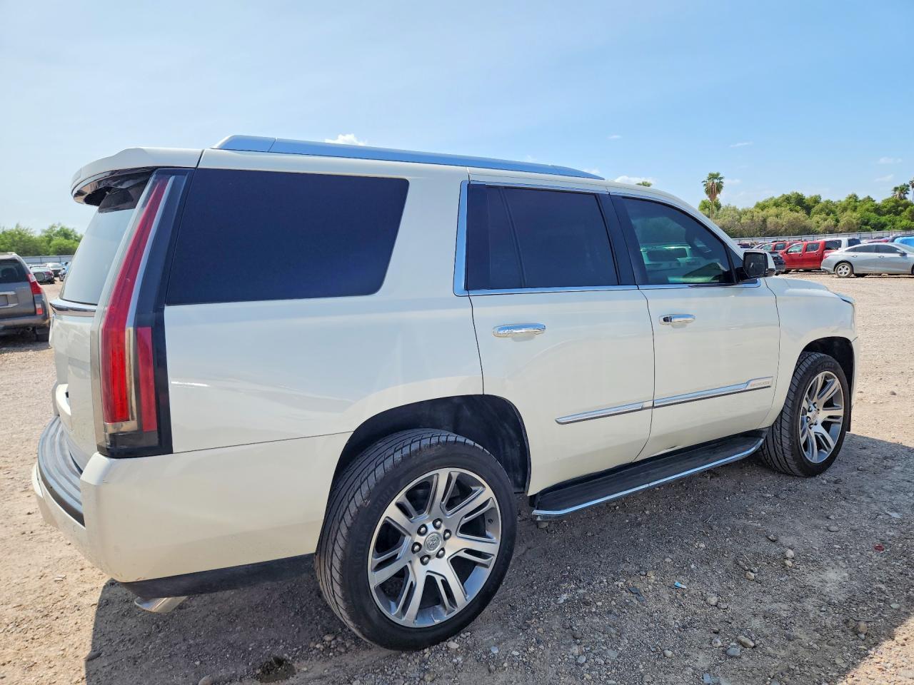 2015 Cadillac Escalade Luxury - Image 3