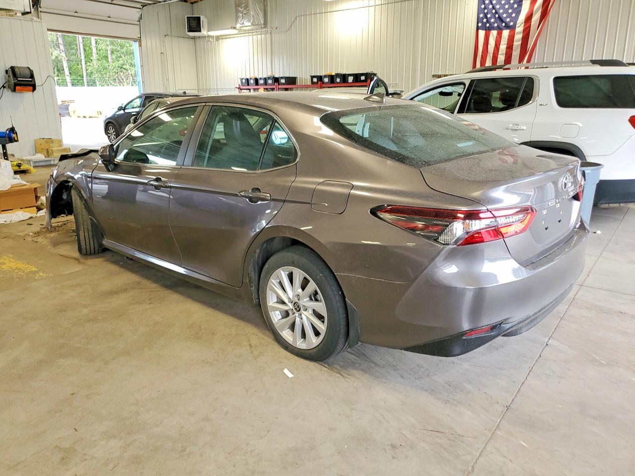 2022 Toyt Camry Le - Image 2