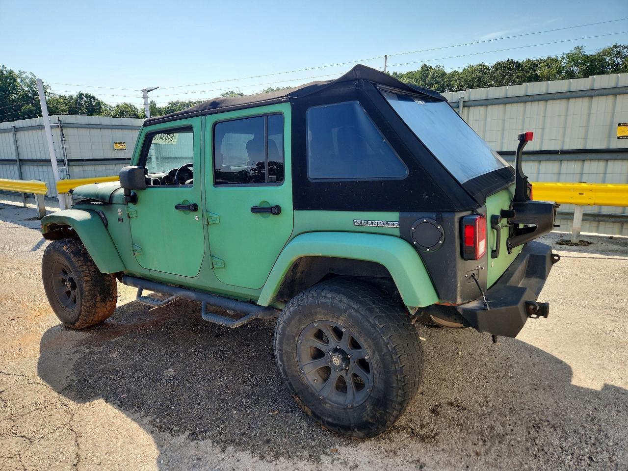 2010 Jeep Wrangler Unlimited Sahara - Image 2