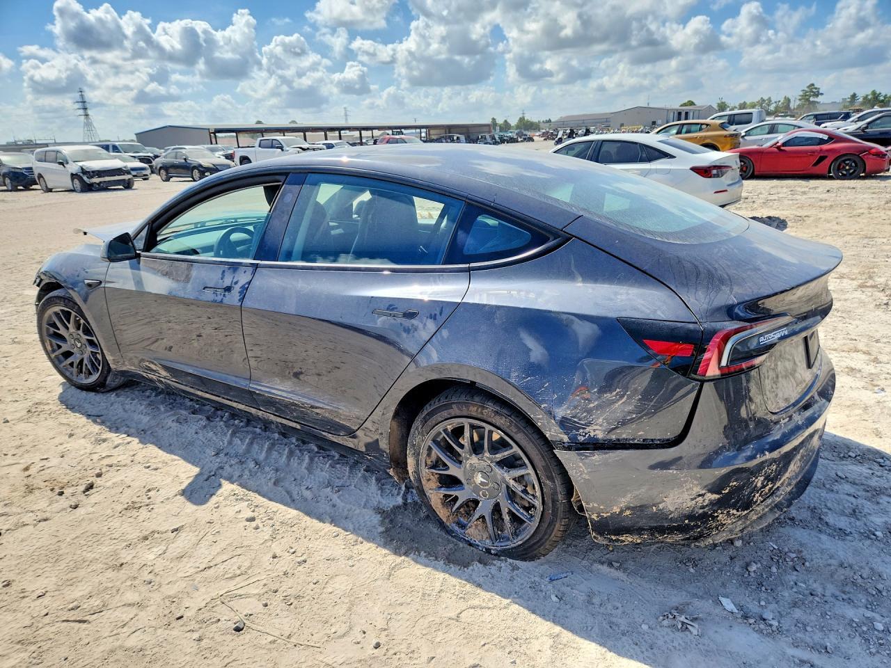 2025 Tesla Model 3 - Фото 2