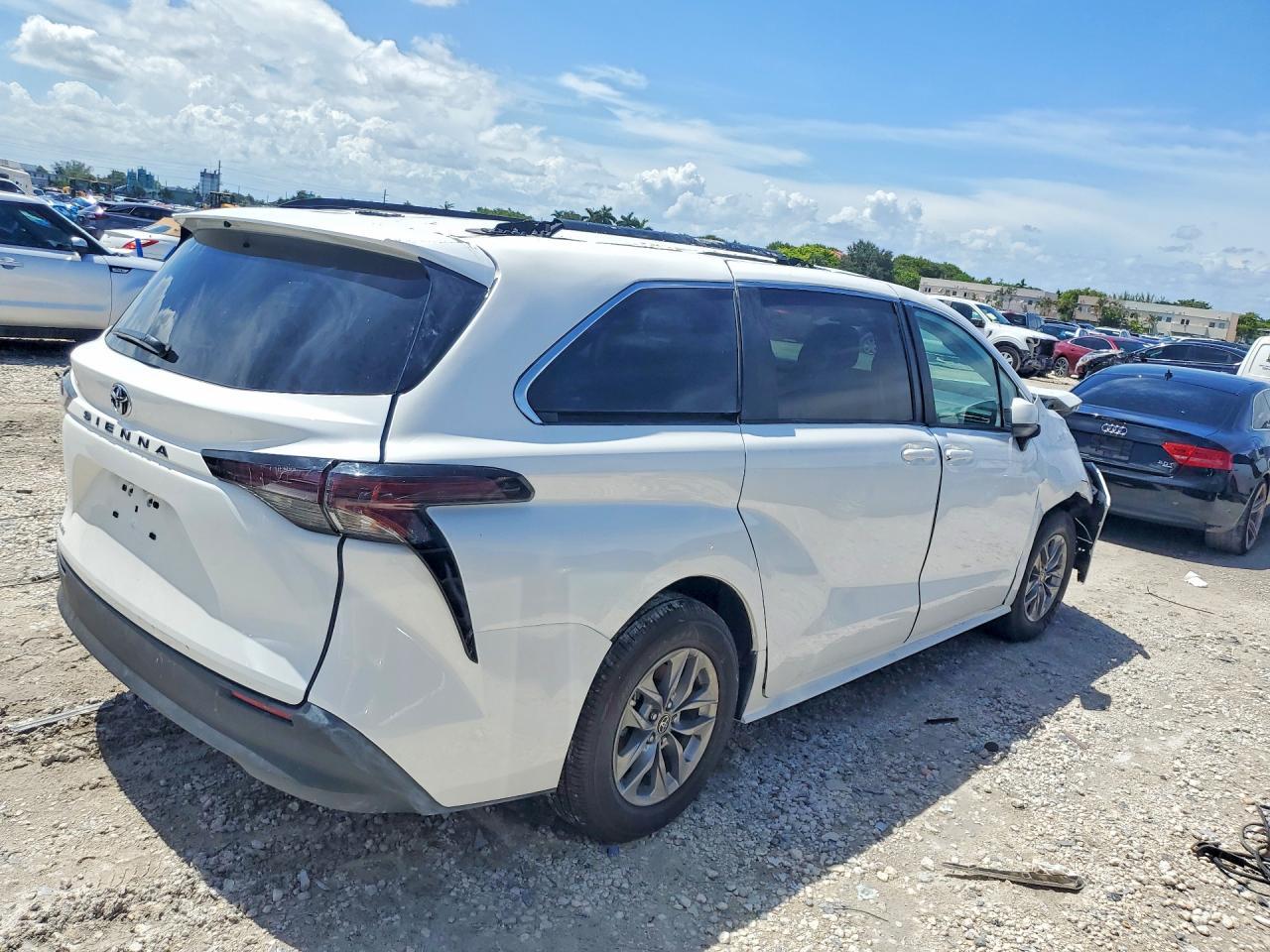 2026 Toyota Sienna Le - Фото 3