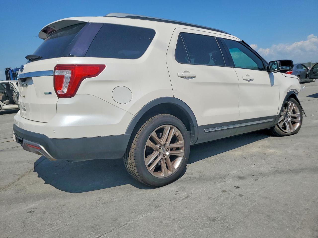 2016 Ford Explorer Xlt - Image 3