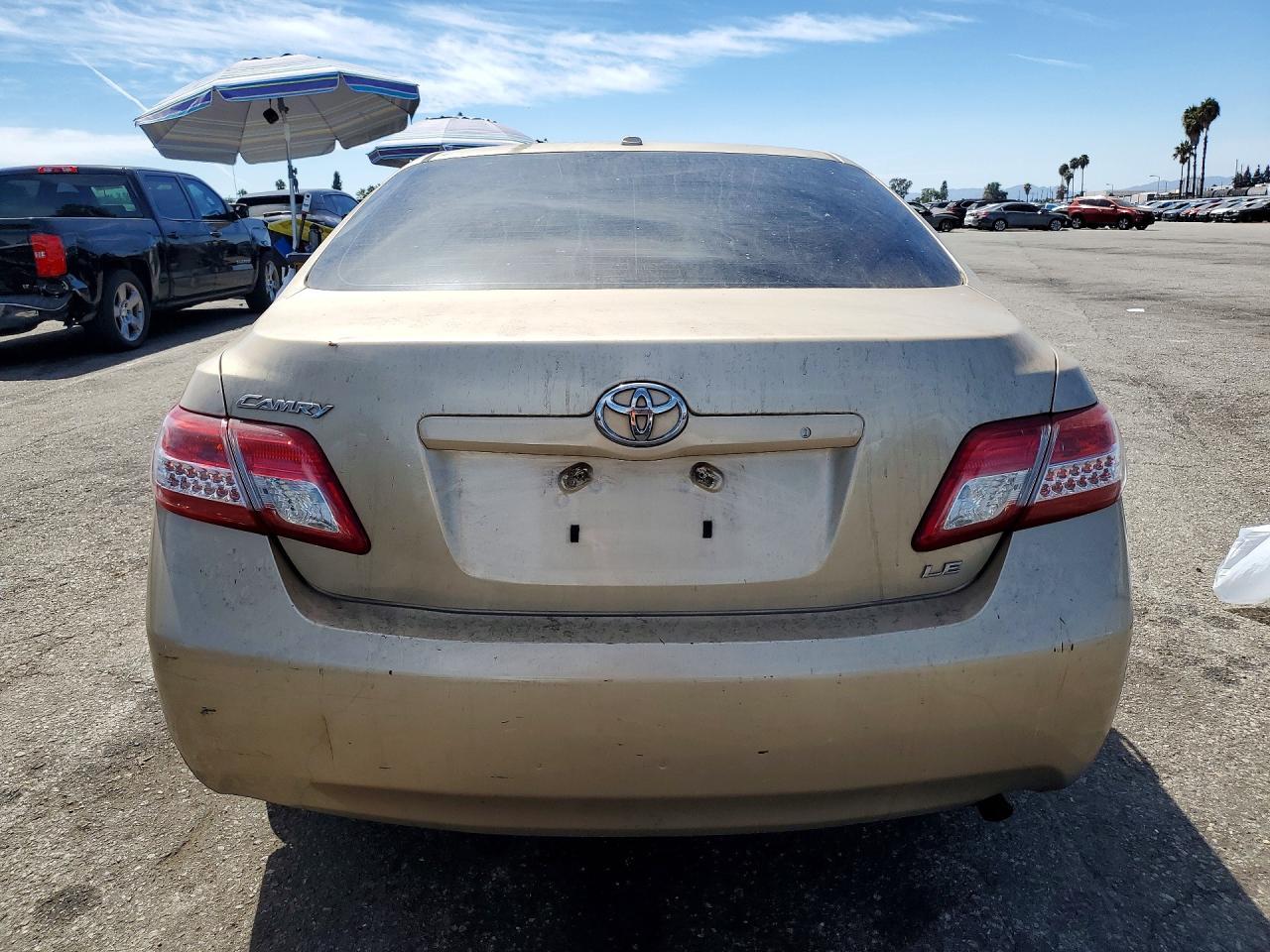 2010 Toyota Camry Le - Фото 6