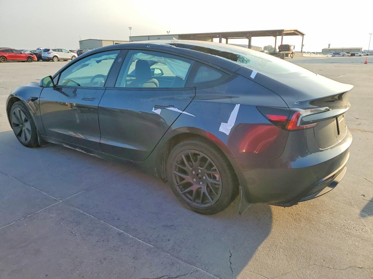 2025 Tesla Model 3 - Фото 2