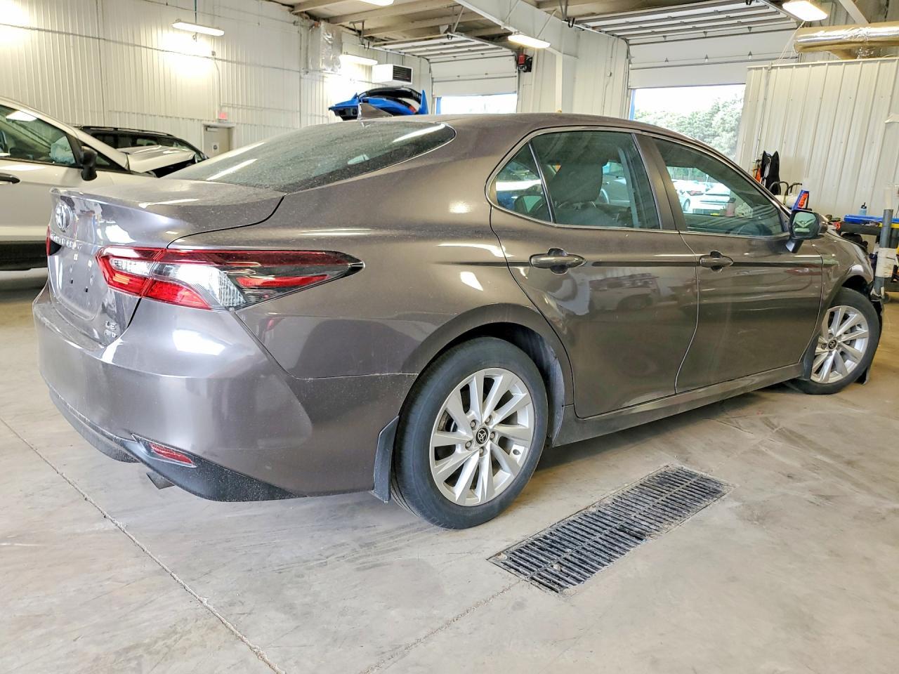 2022 Toyt Camry Le - Image 3