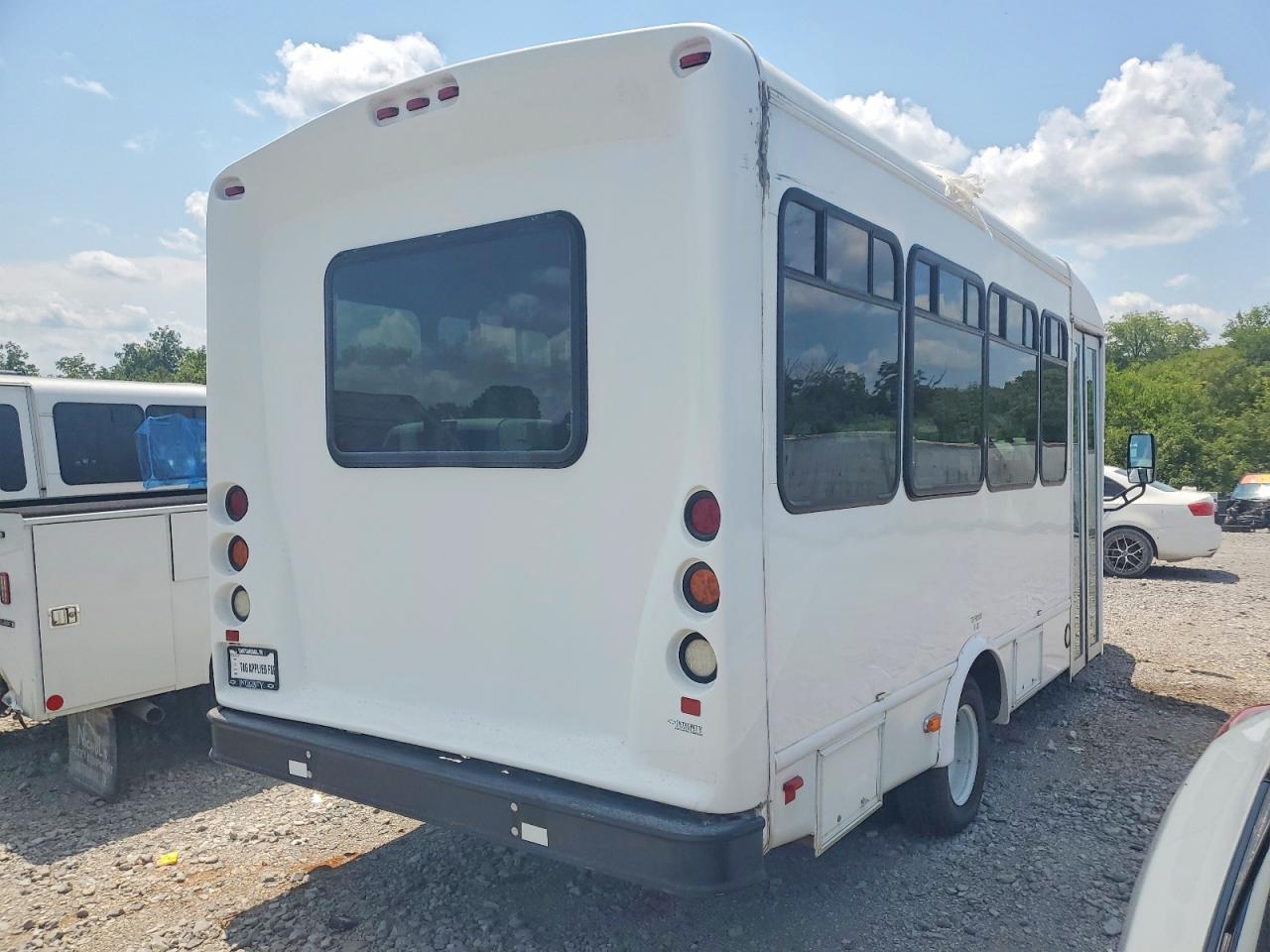 2015 Chevrolet Express Shuttle Bus - Фото 4