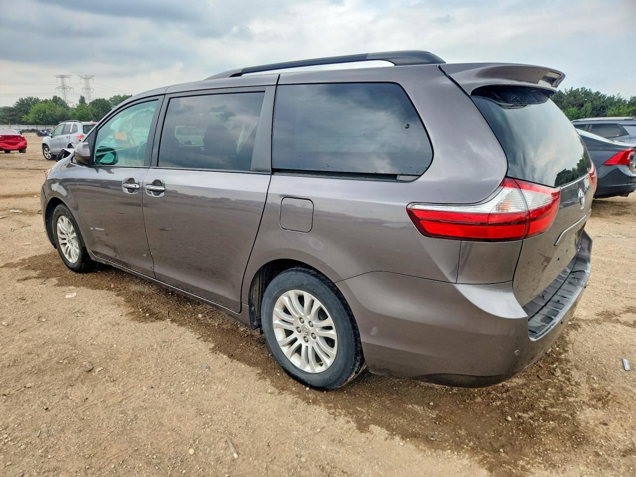 2015 Toyota Sienna Xle Premium 8-Passenger - Image 2