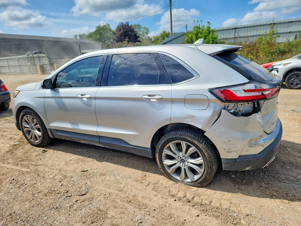 2019 Ford Edge Titanium - Image 2