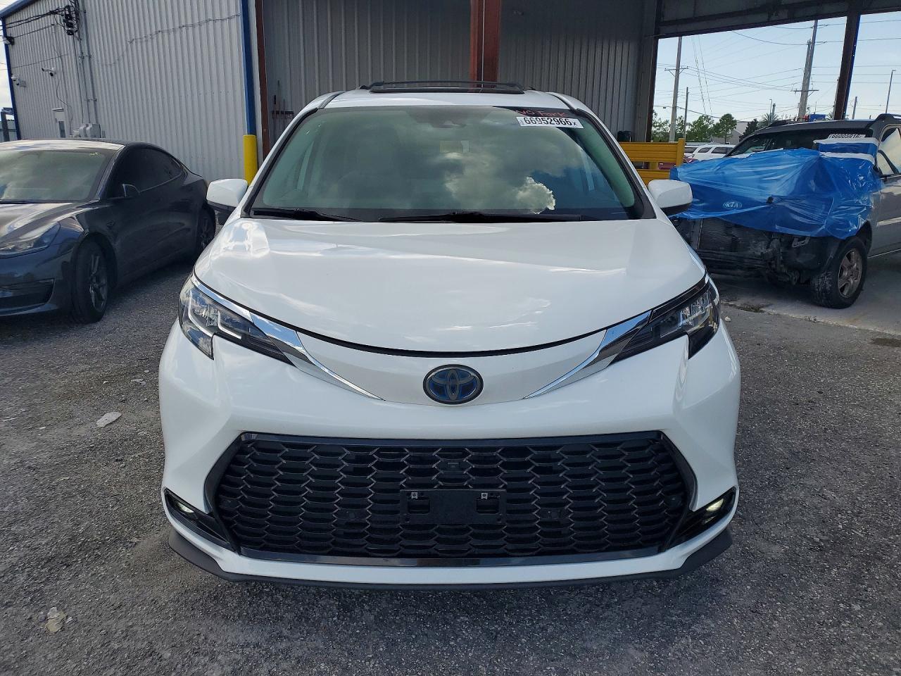 2021 Toyota Sienna Le Plus Package - Image 5