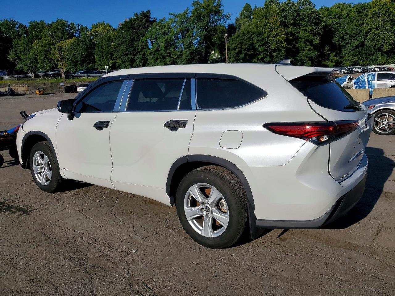 2023 Toyota Highlander Hybrid Le - Image 2