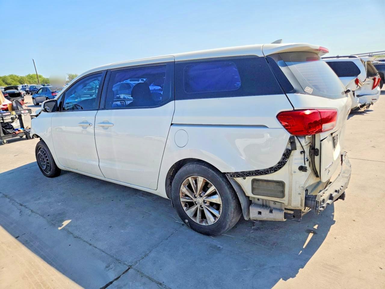 2015 Kia Sedona L - Фото 2