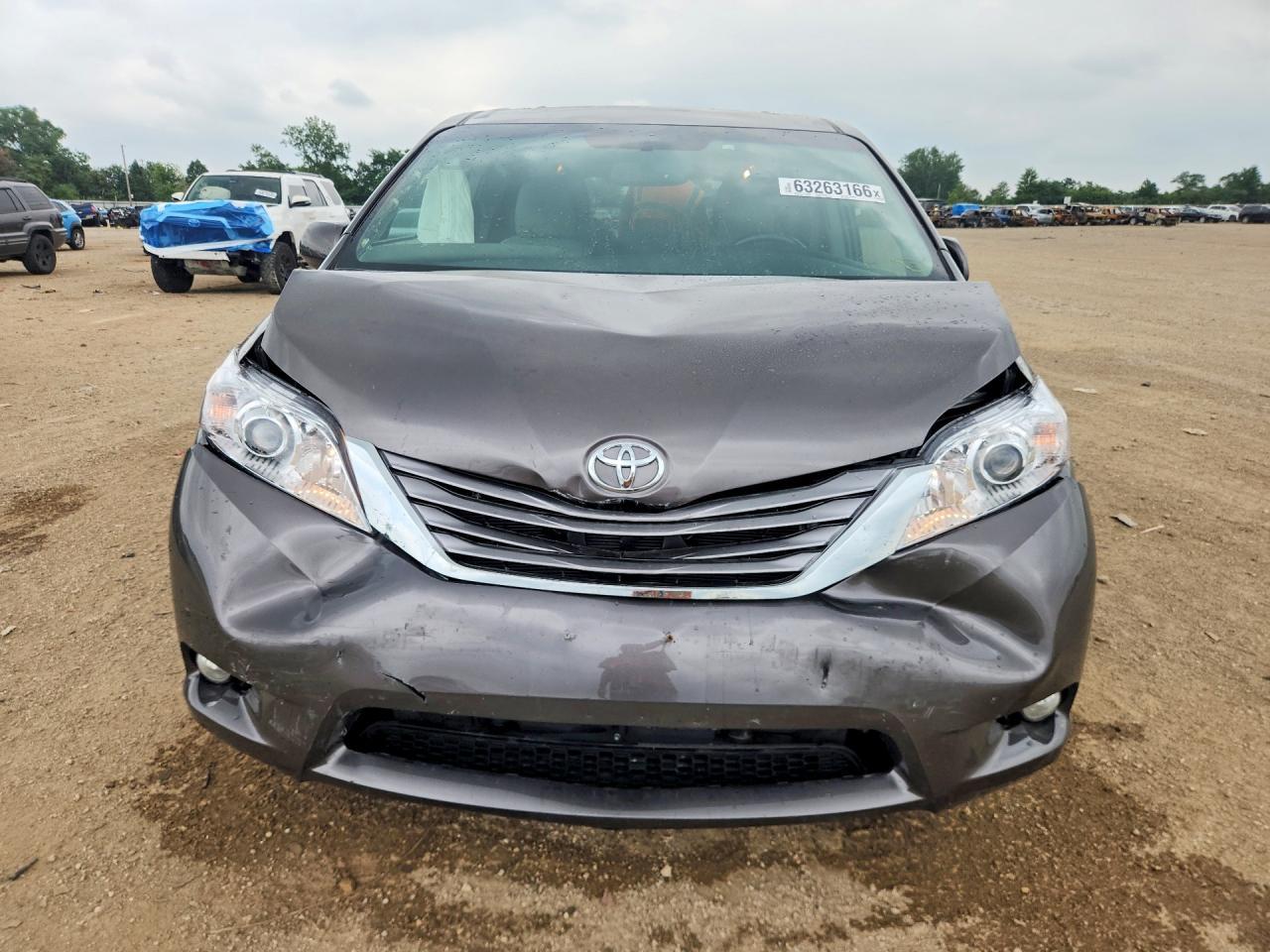 2015 Toyota Sienna Xle Premium 8-Passenger - Image 5