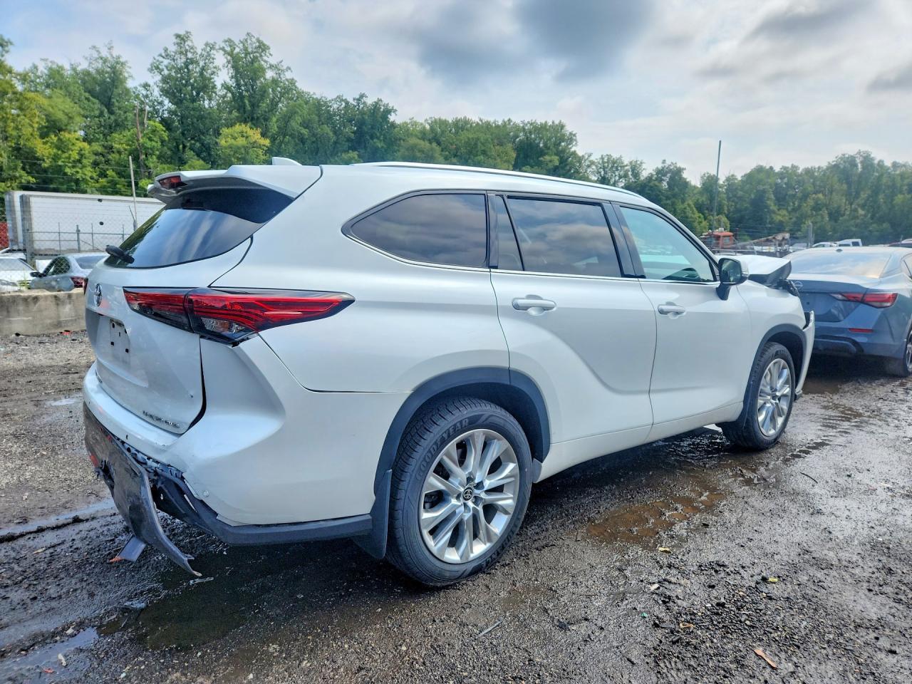 2022 Toyota Highlander Limited - Image 3