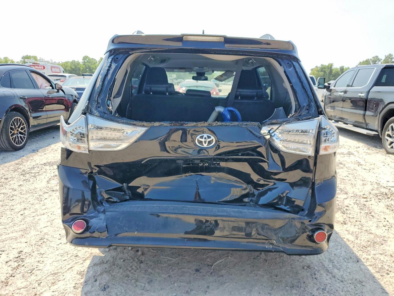 2018 Toyota Sienna Se 8-Passenger - Image 6
