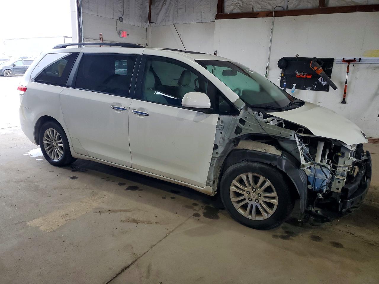 2011 Toyota Sienna Xle 8-Passenger - Фото 4