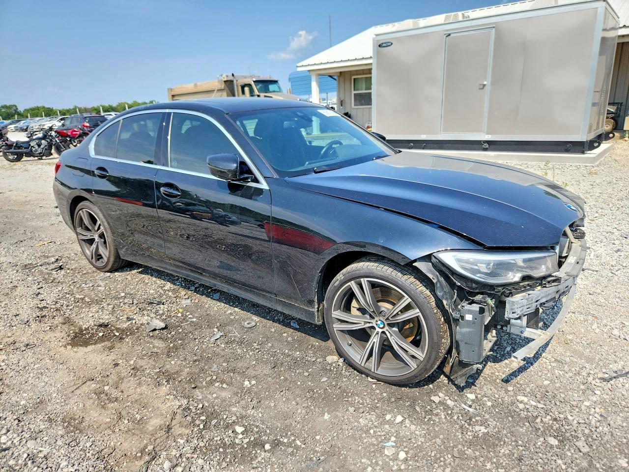 2022 BMW 330Xi - Фото 4