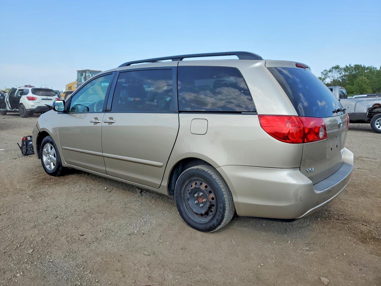 2009 Toyota Sienna Le 7-Passenger - Фото 2