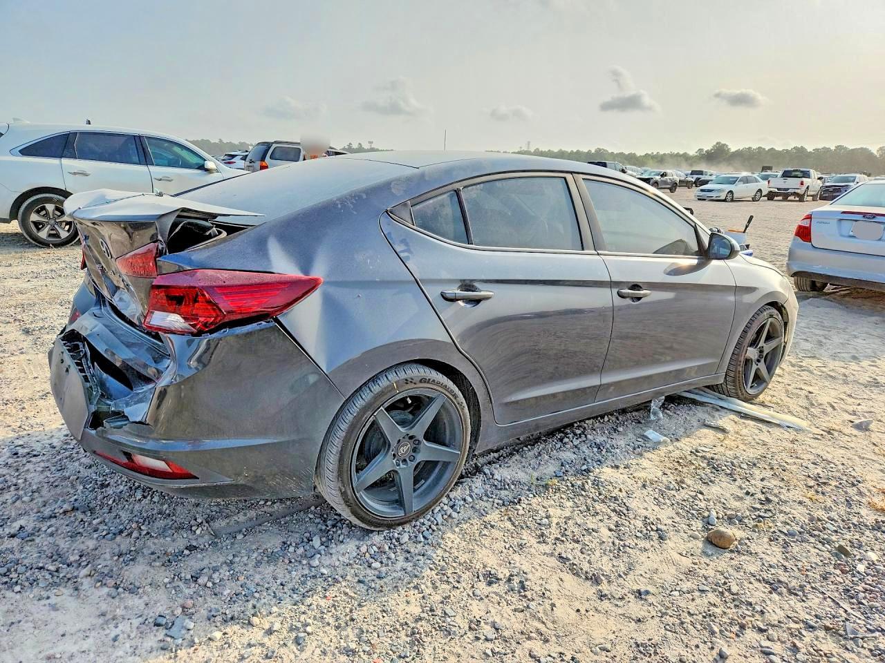 2020 Hyundai Elantra Se - Image 3