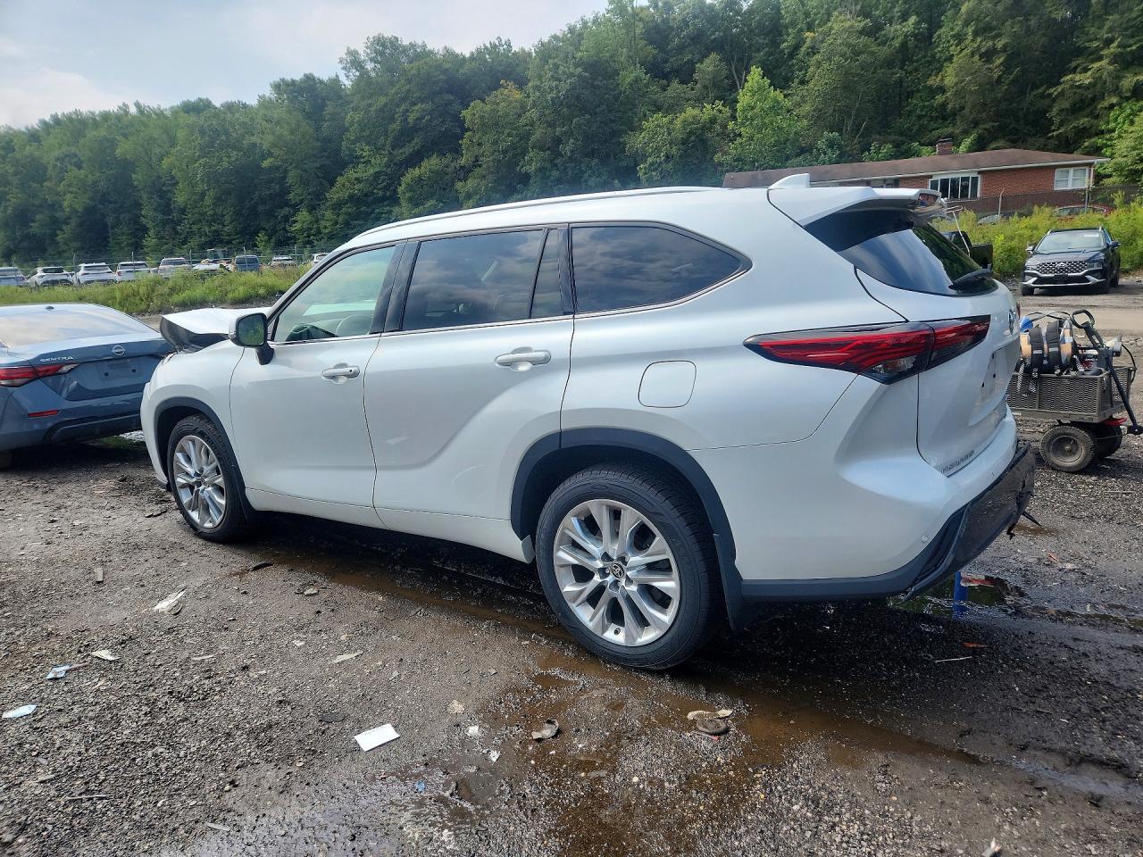2022 Toyota Highlander Limited - Image 2