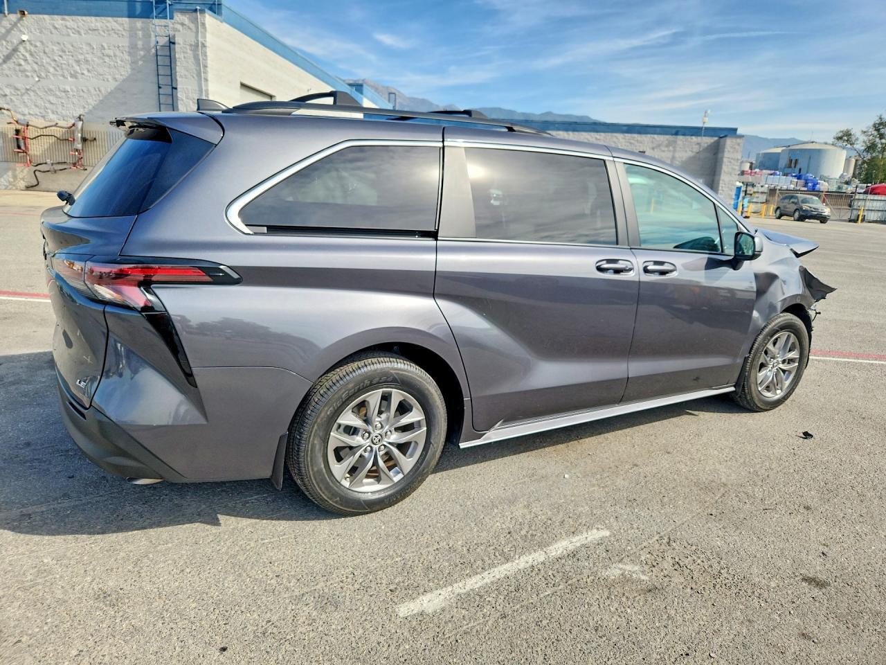 2025 Toyota Sienna Le - Фото 3