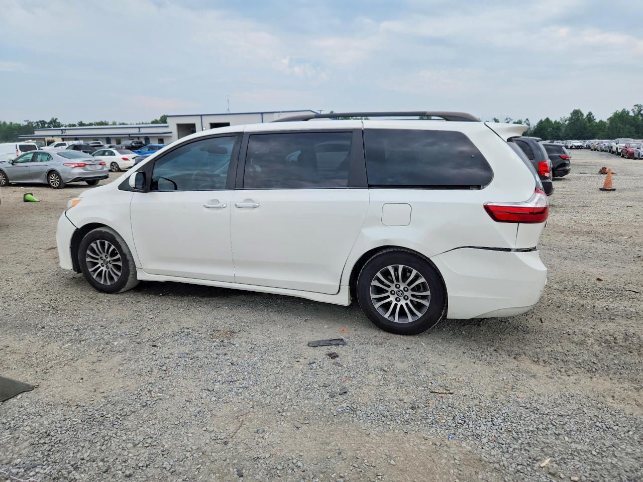 2019 Toyota Sienna Xle 8-Passenger - Image 2
