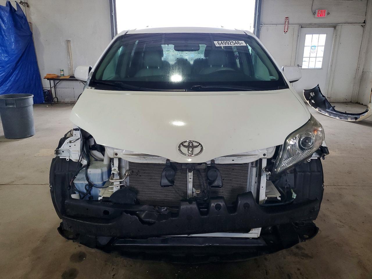 2011 Toyota Sienna Xle 8-Passenger - Фото 5