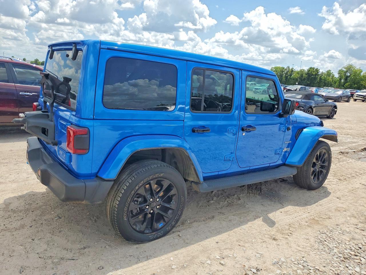2023 Jeep Wrangler Sahara 4Xe - Фото 3