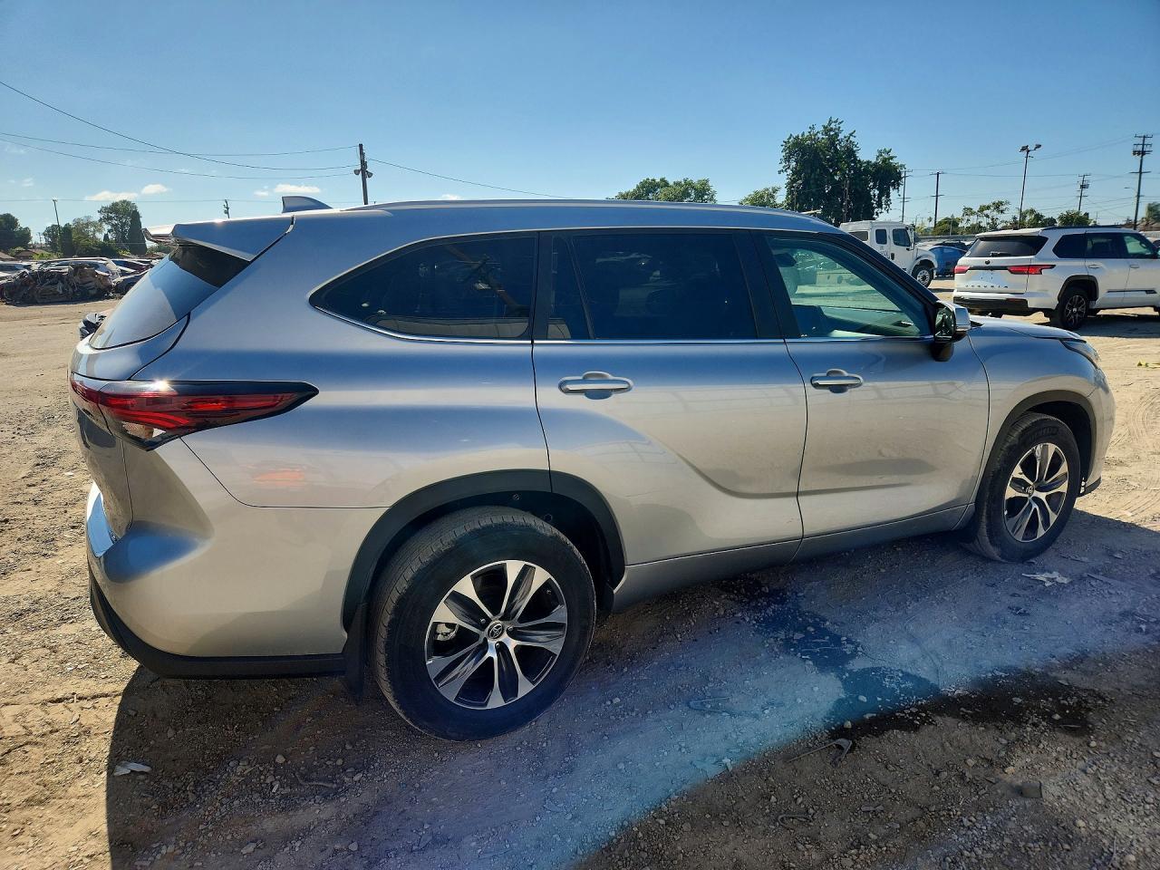 2024 Toyota Highlander Xle - Image 3