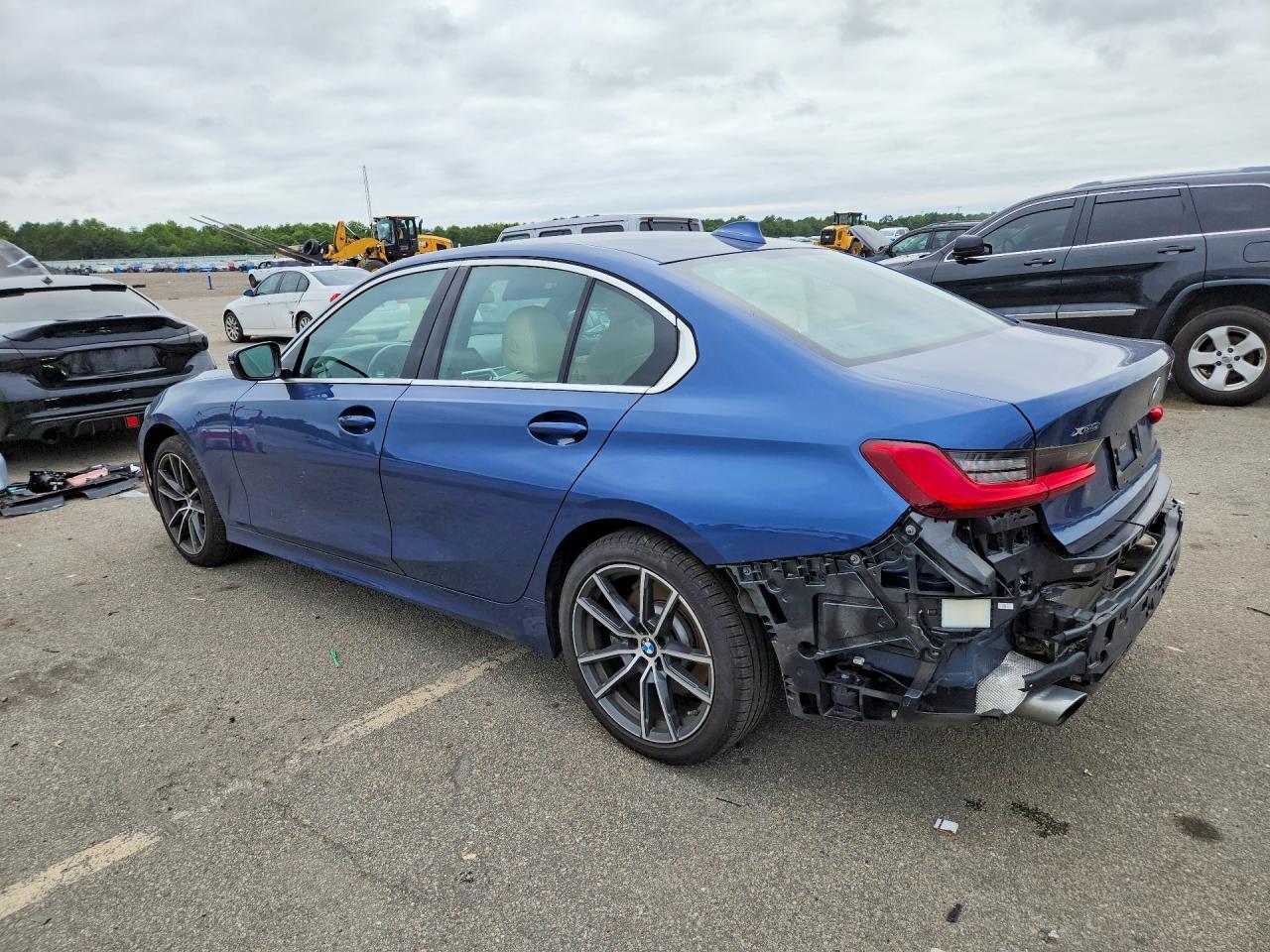 2021 BMW 330Xi - Фото 2