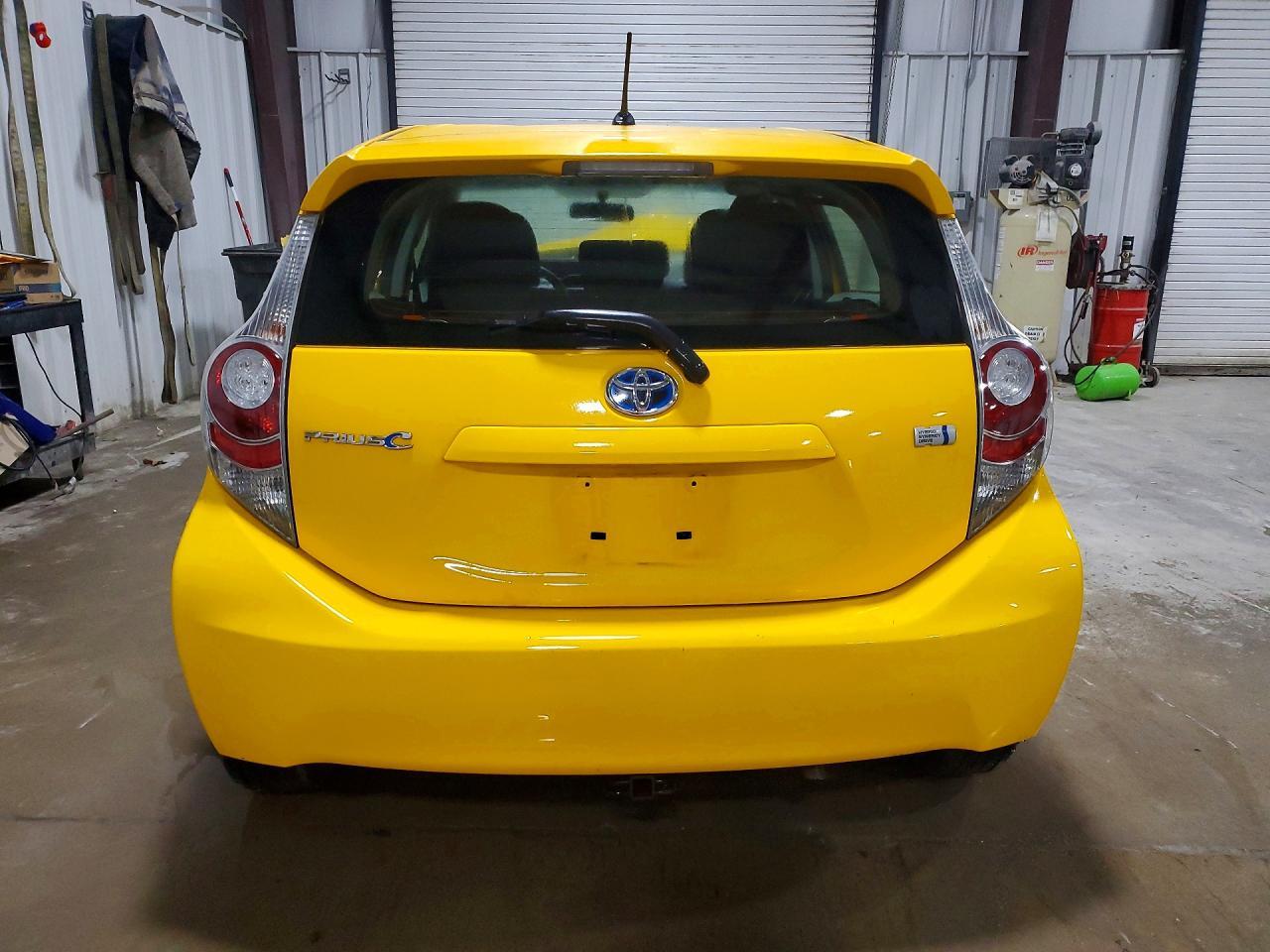 2014 Toyota Prius C Two - Фото 6