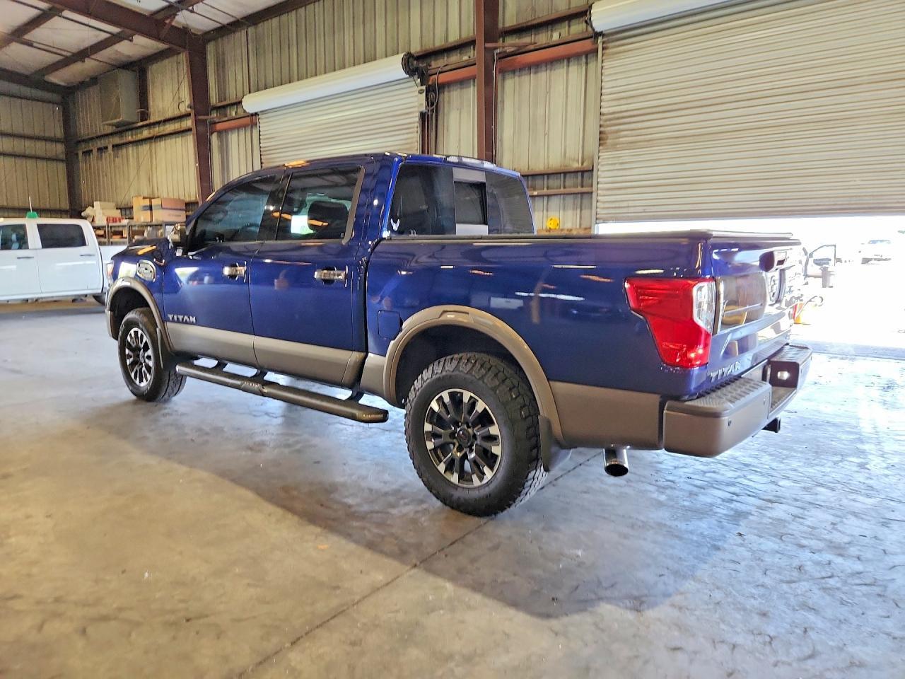 2017 Nissan Titan Platinum Reserve - Фото 2