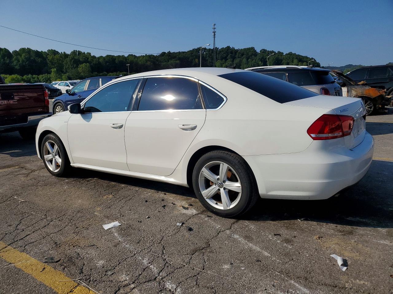 2014 Volkswagen Passat S - Фото 2