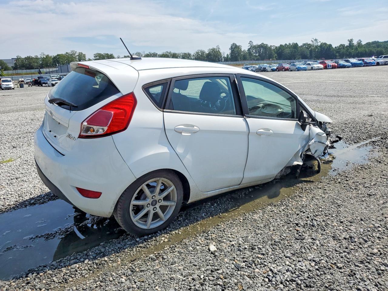 2016 Ford Fiesta Se - Фото 3