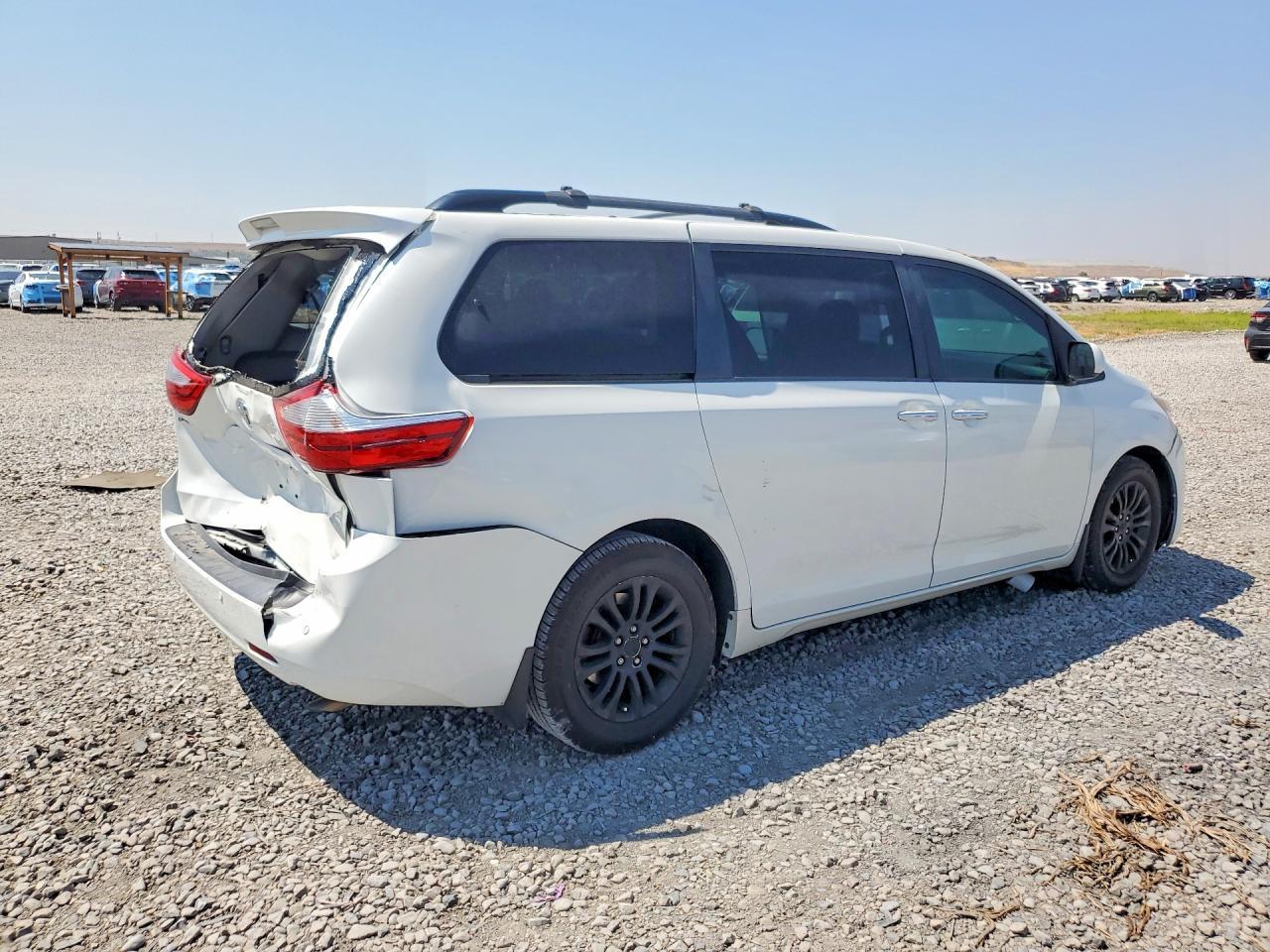 2016 Toyota Sienna Xle Premium 8-Passenger - Фото 3