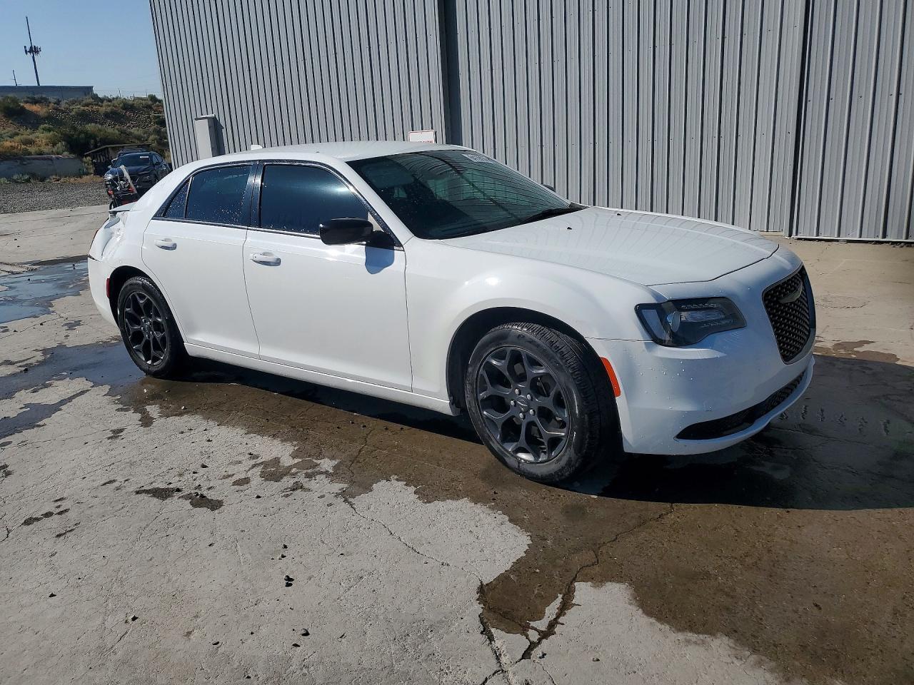 2021 Chrysler 300 Touring - Фото 4