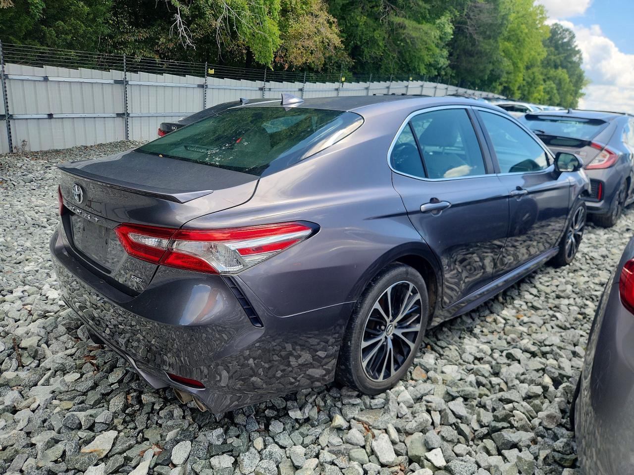 2019 Toyota Camry Se - Image 3