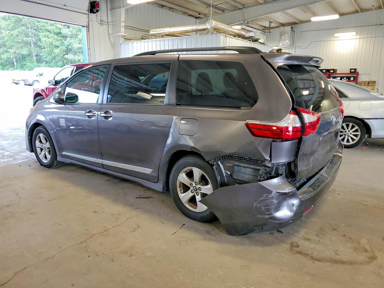 2019 Toyota Sienna Le - Фото 2