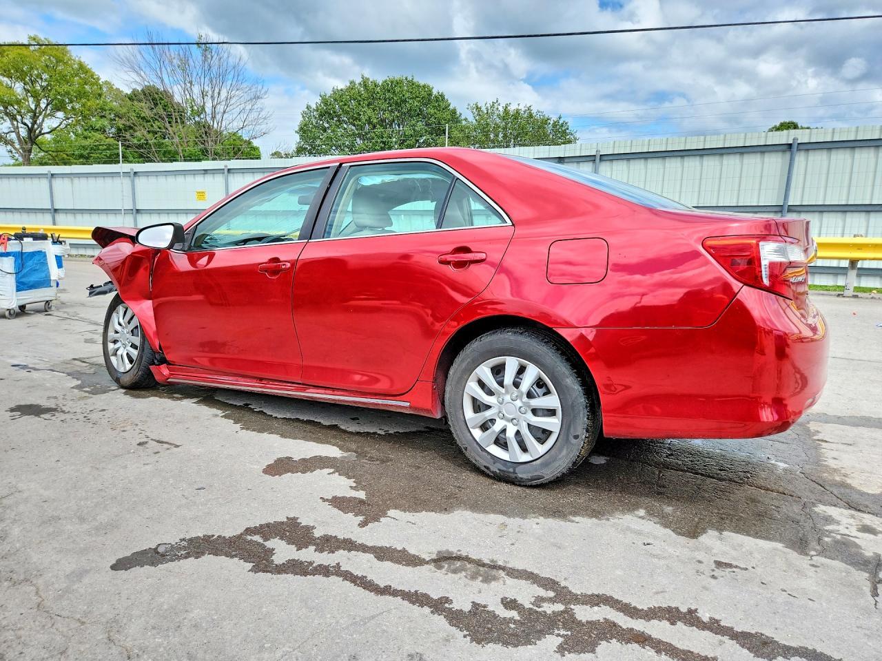 2014 Toyota Camry Le - Фото 2