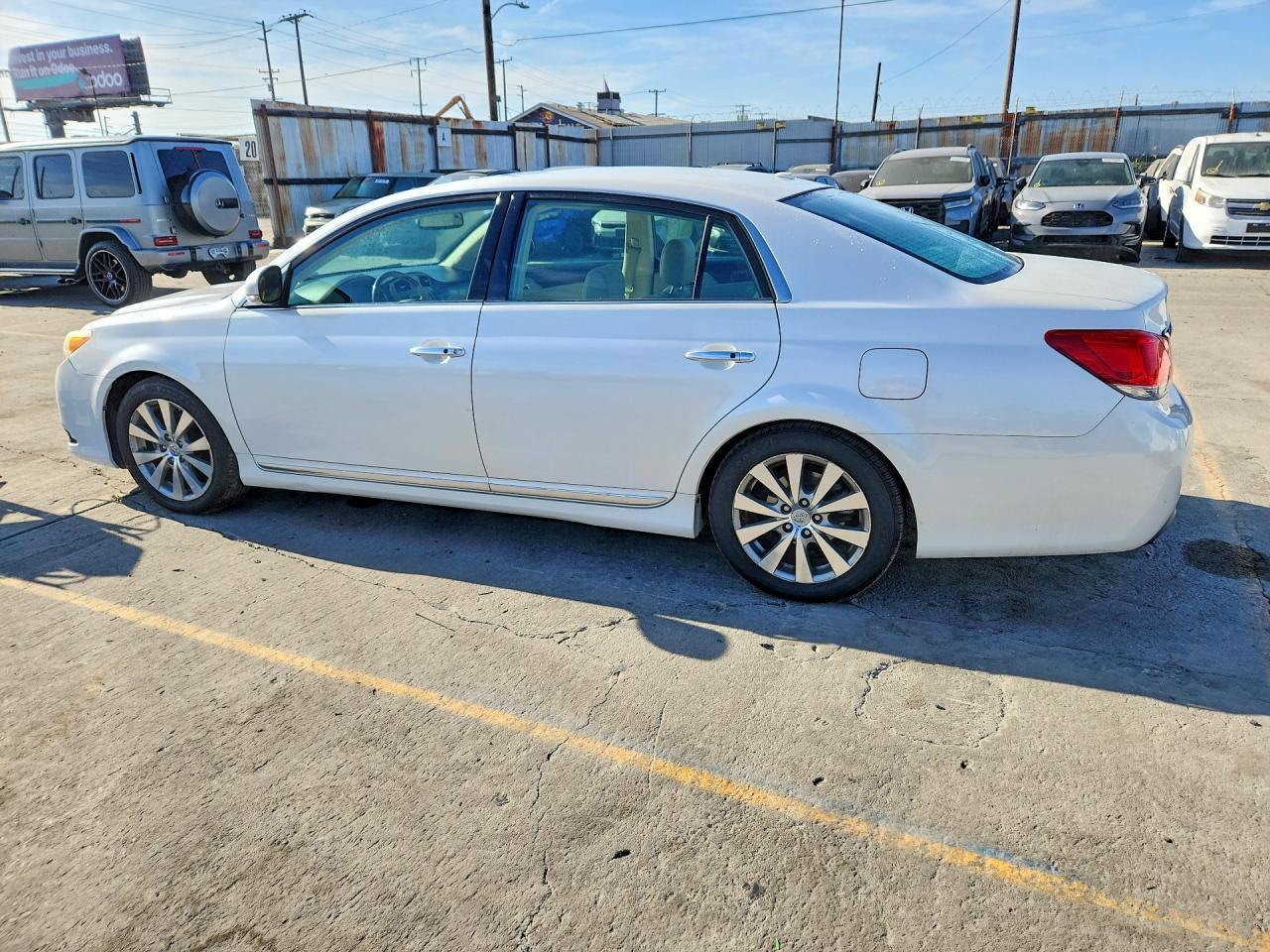 2011 Toyota Avalon Limited - Фото 2