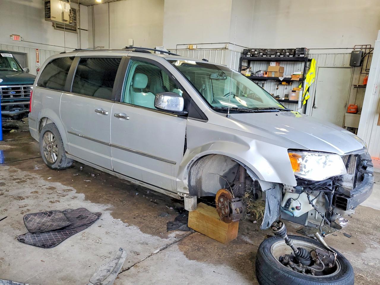 2008 Chrysler Town & Country Limited - Фото 4