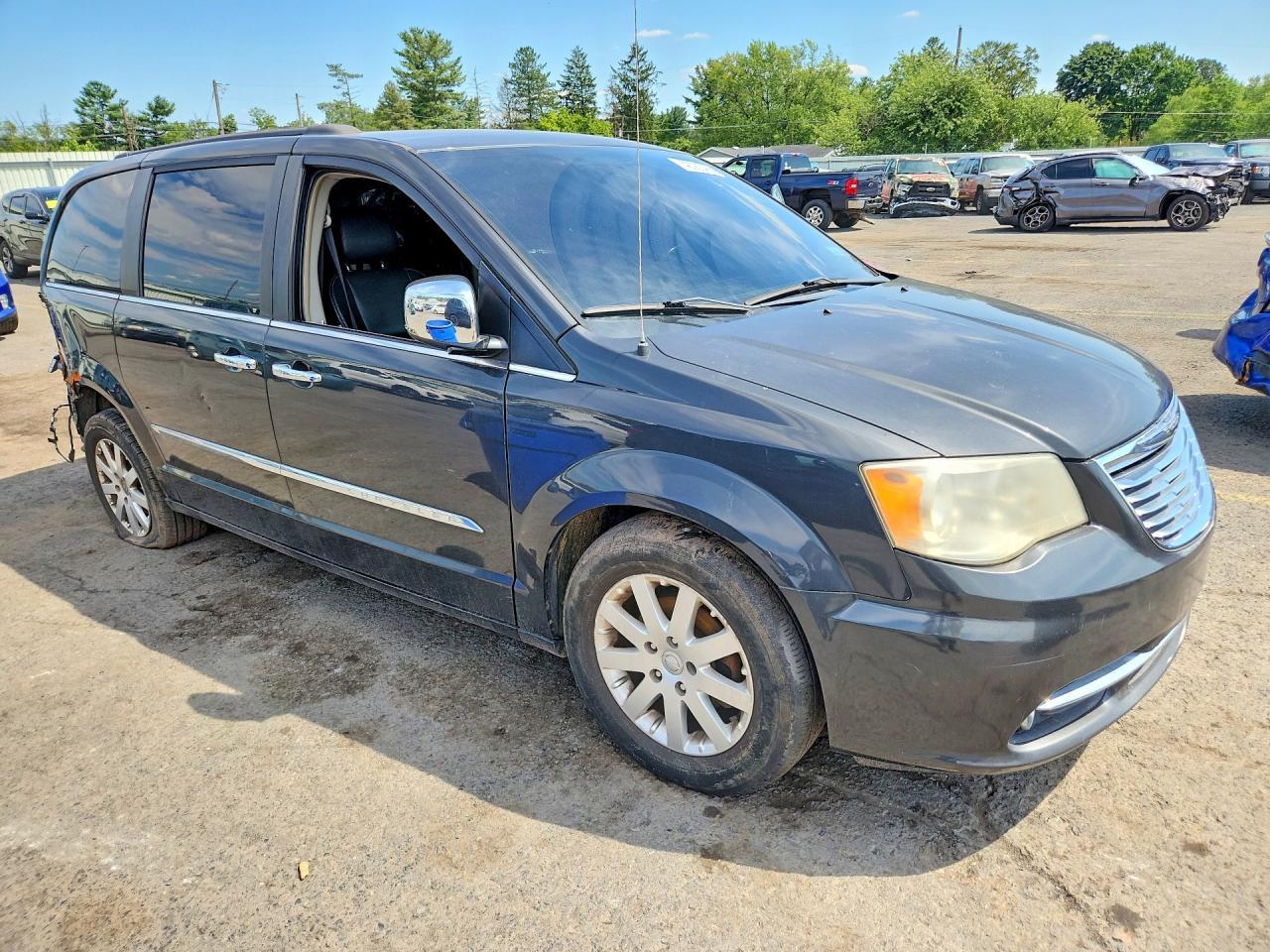 2011 Chrysler Town & Country Touring L - Фото 4