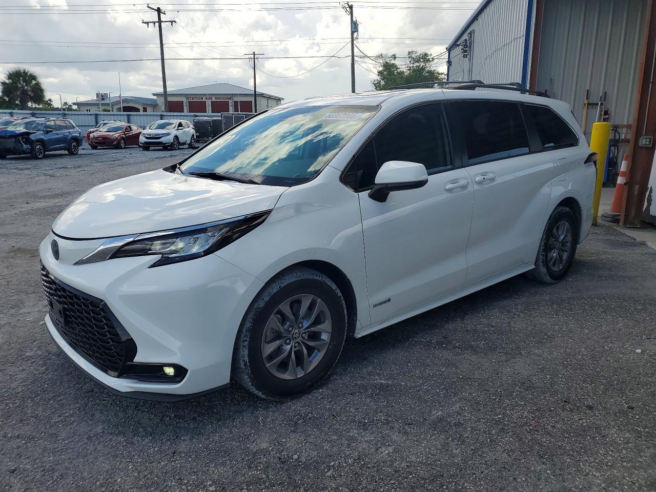 2021 Toyota Sienna Le Plus Package