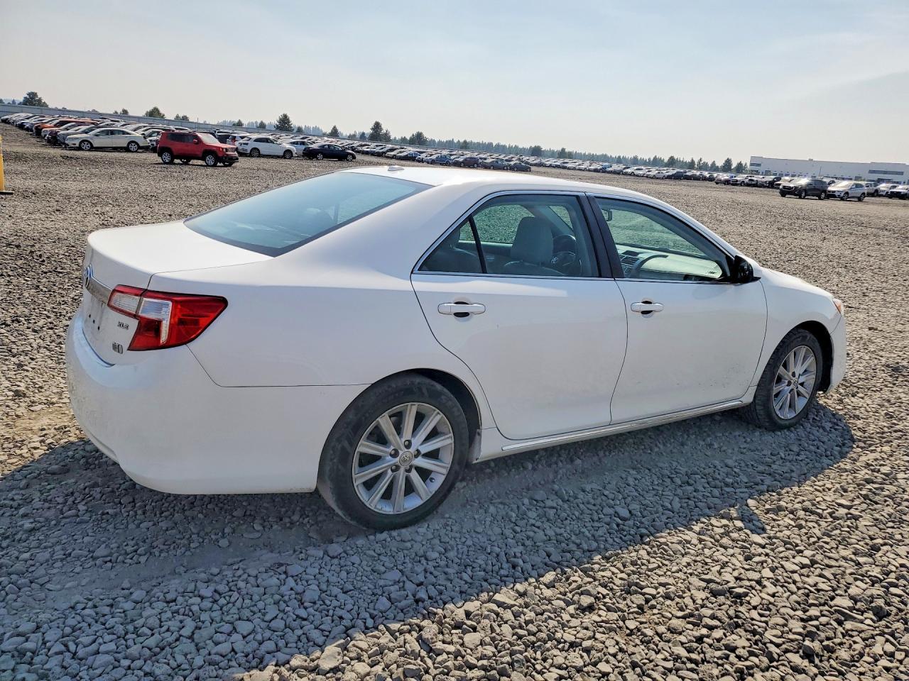 2014 Toyota Camry Hybrid Xle - Image 3